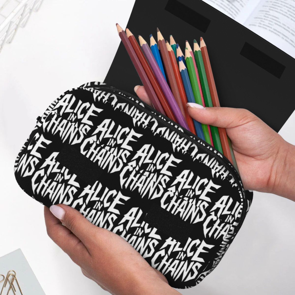 อลิซ อิน ชีนส์ รูสเตอร์ ดิร์ท  - Stationery And Office Supply Chain บทวิจารณ์และราคา